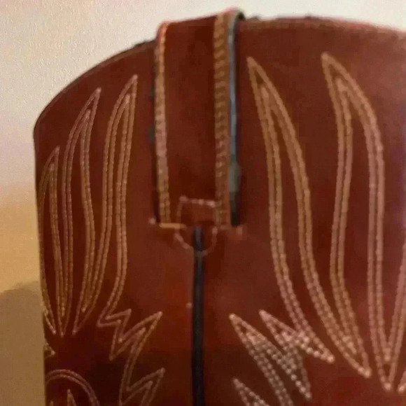 STEVE MADDEN BOOTS {size Unknown}with measuring tap 10” some marks and peeling - Picture 8 of 13
